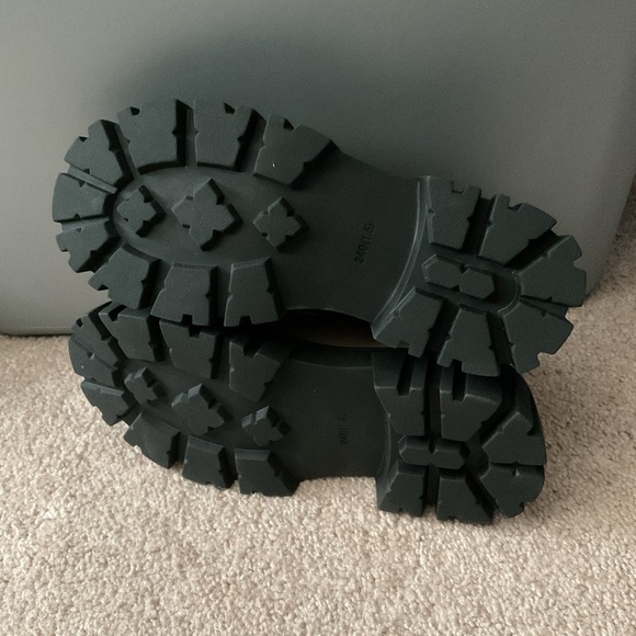 Stylish Loafers with Gold Accent - Picture 5 of 7